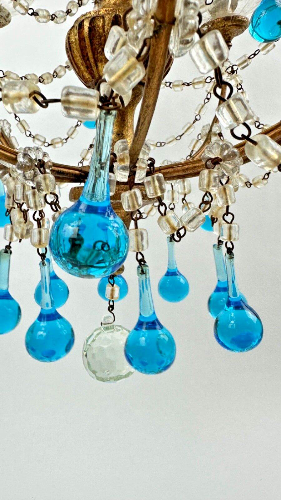 Lustre à pampilles italien perles bleues et bois doré