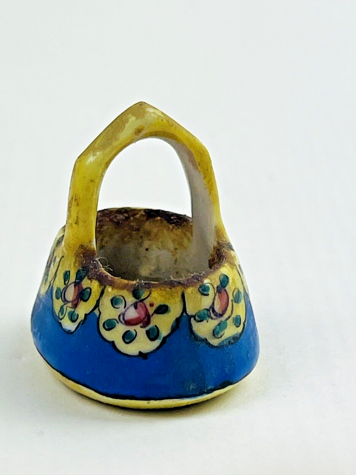 Jouet ancien pour maison de poupée,  petit panier en porcelaine