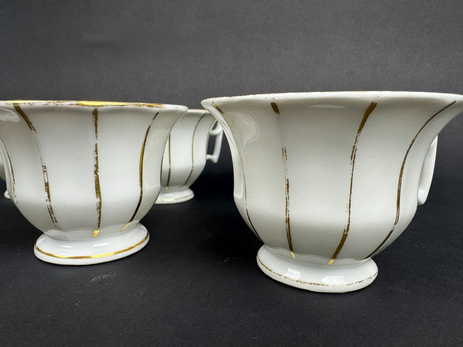 Service à thé en porcelaine blanche et or, époque fin XIXe / début XXe