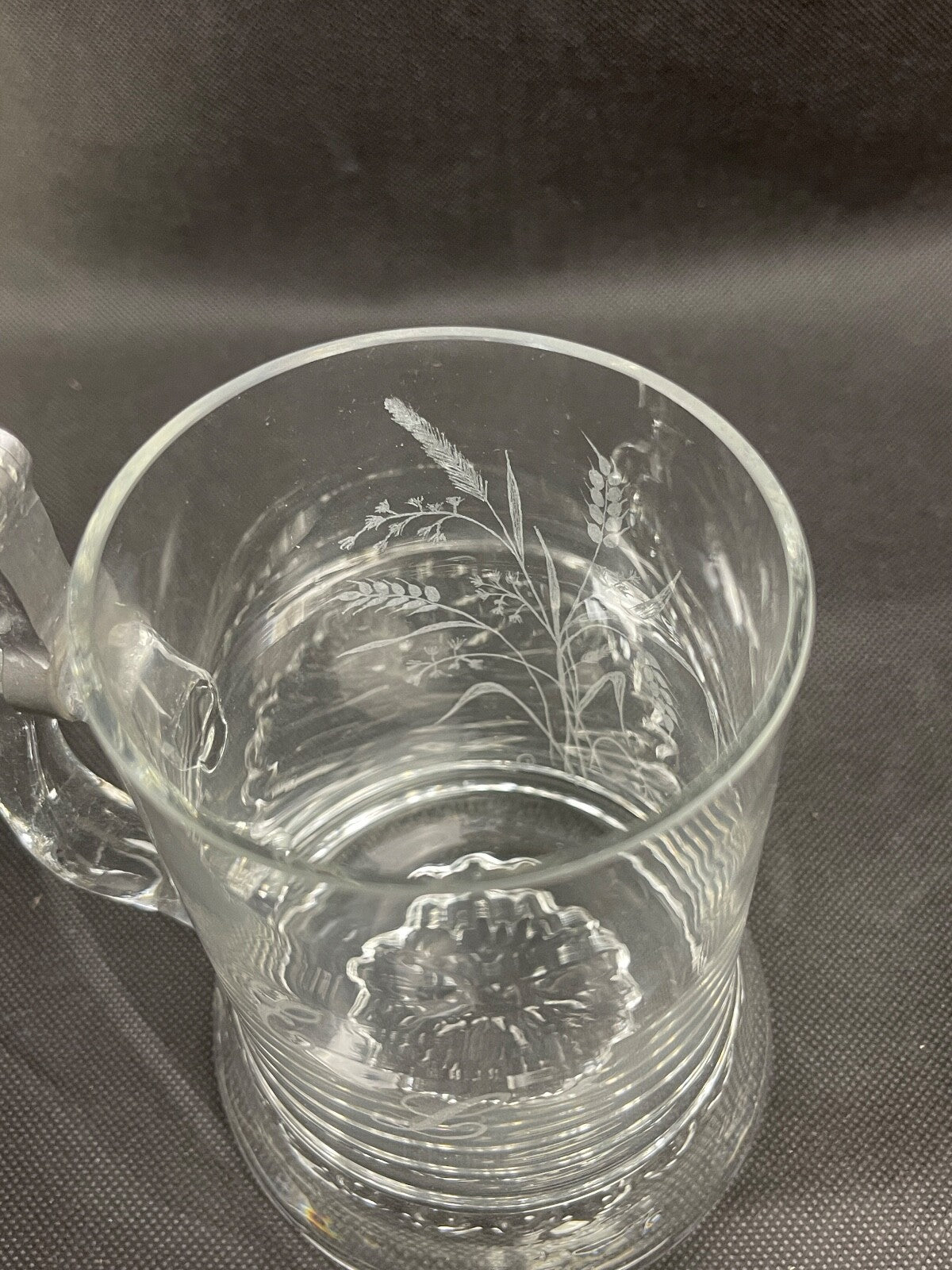 Belle chope à bière en verre gravé et étain