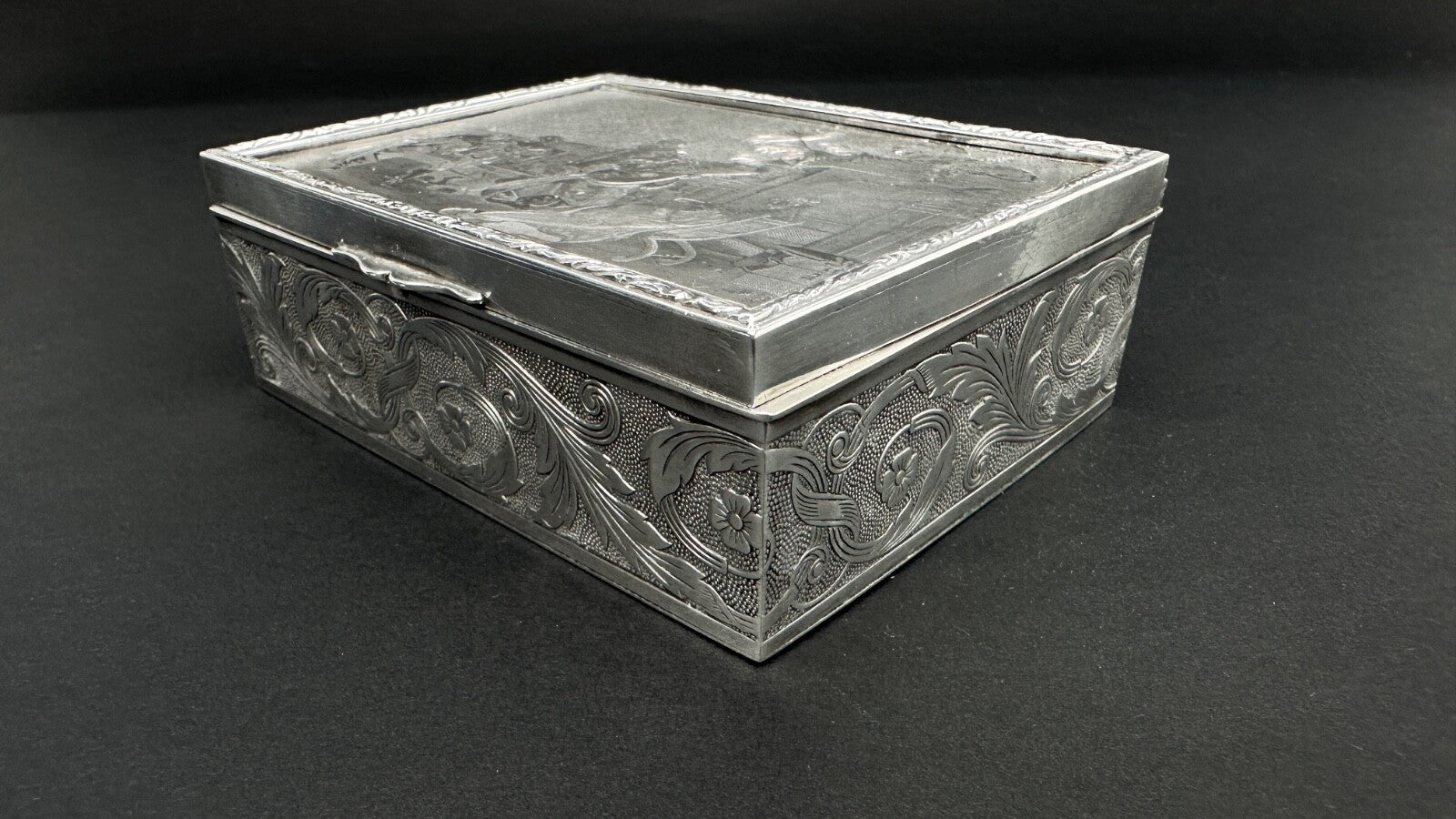 Coffret à Bijoux En Cuivre Argenté à décor de scène de danse