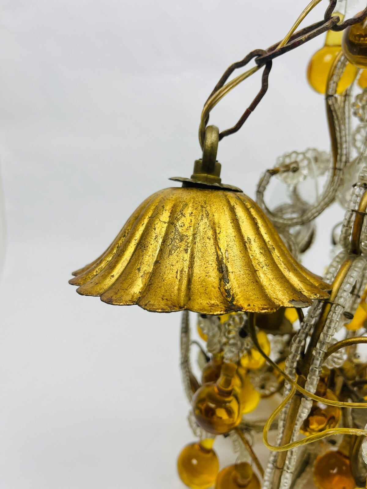 Petit lustre en perles de cristal, gouttes ambrées et laiton, Années 20/30