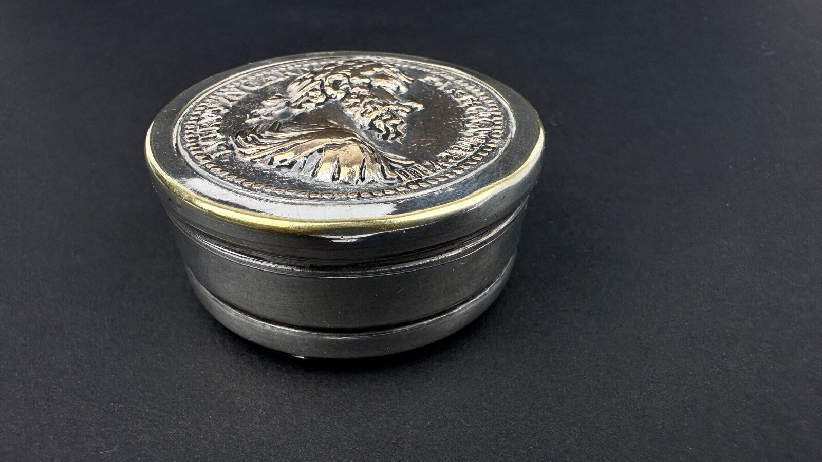 Ancien Ruban-mètre En Métal Argenté, Réplique Monnaie Romaine