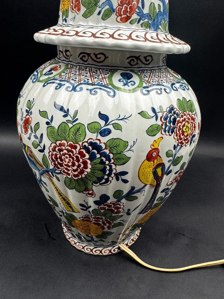 Lampe en faïence de Delft JVOH décor polychrome oiseaux et fleurs, vers 1950