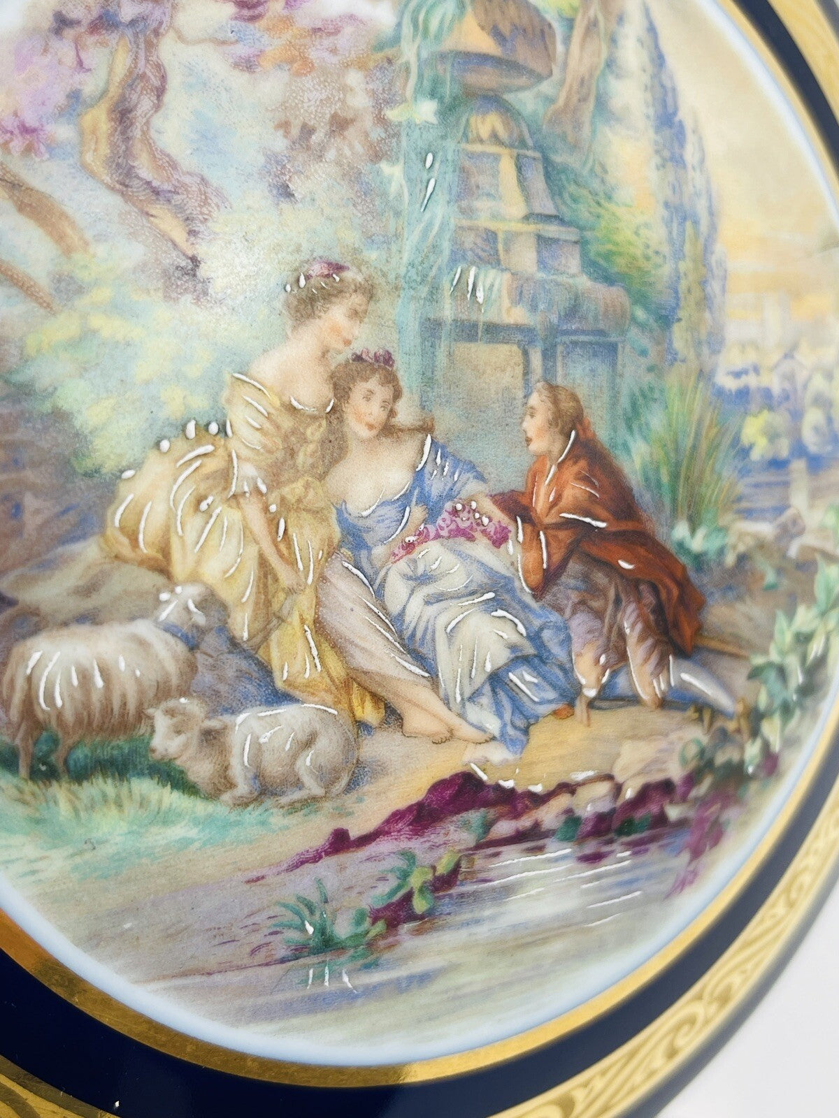 Bonbonnière en porcelaine de Limoges bleu de four et scène galante