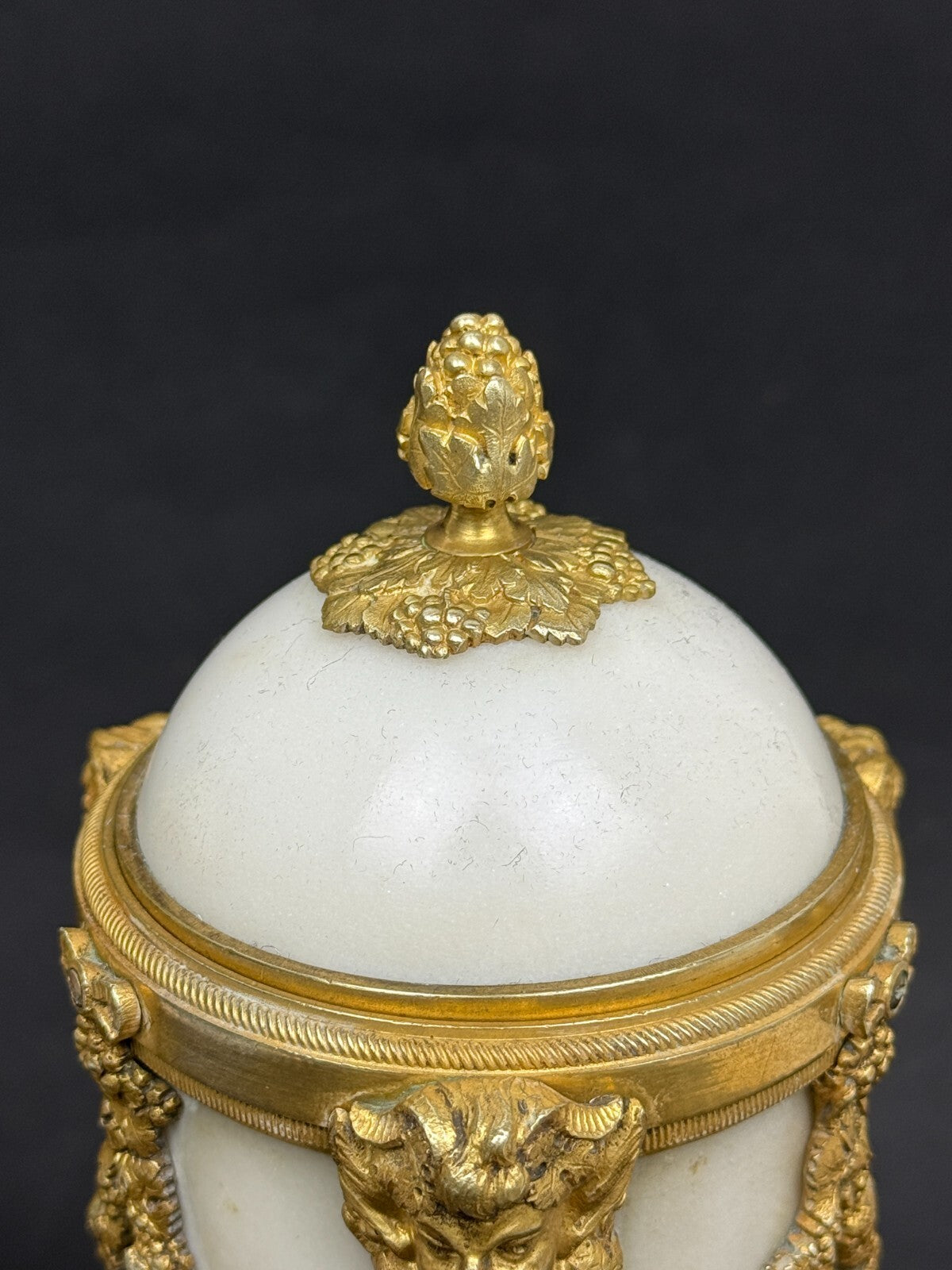 Paire de cassolettes formant bougeoirs d'époque Louis XVI