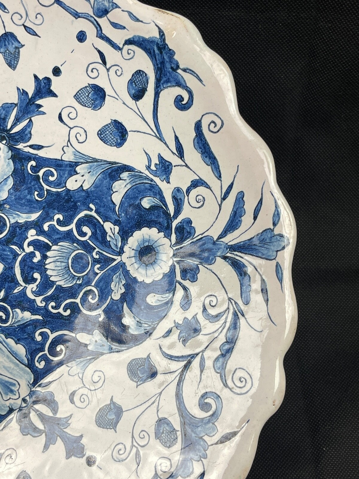 Grand plat de service en faïence blanche et bleue, Moustiers, Rouen ???