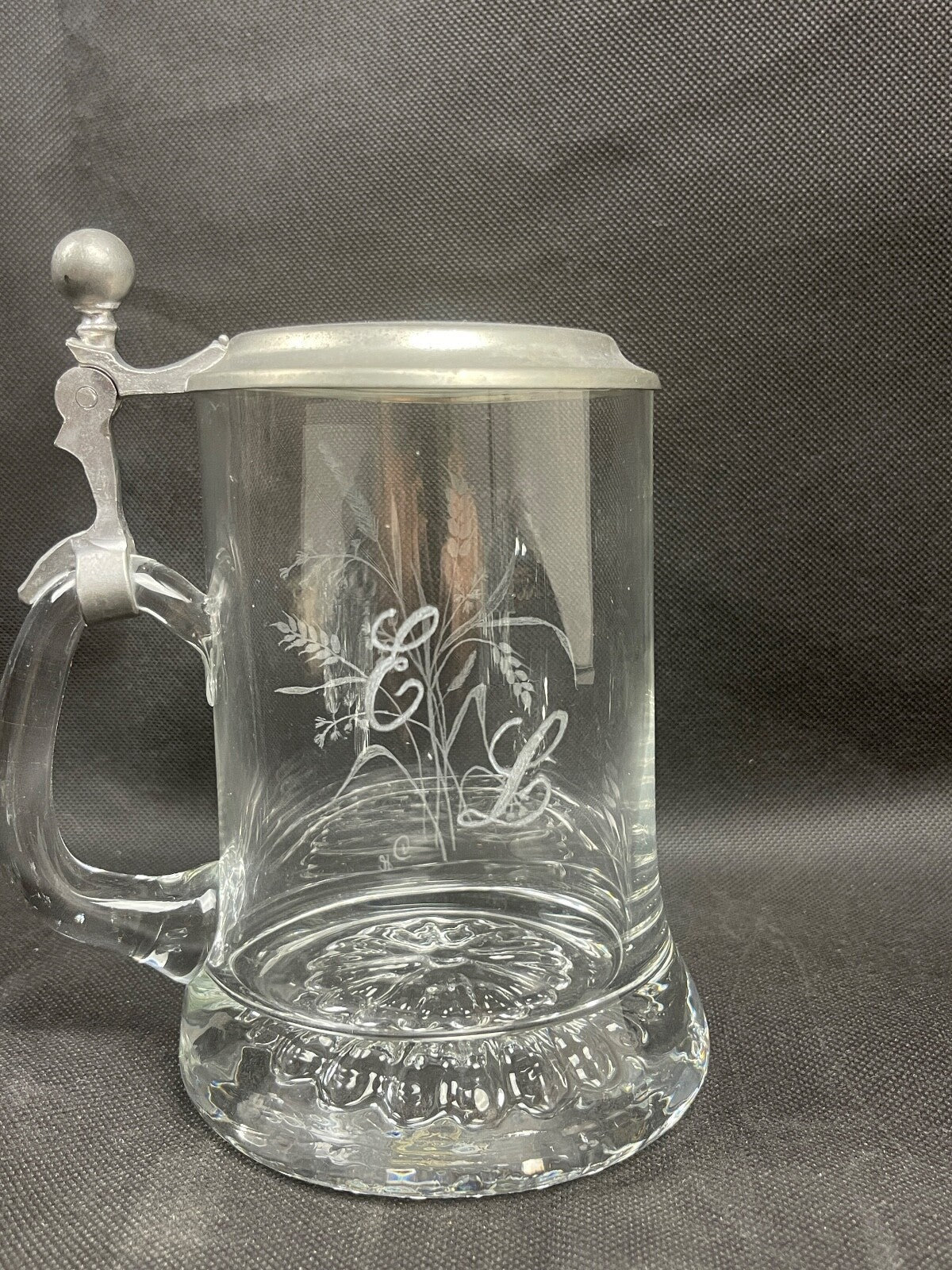 Belle chope à bière en verre gravé et étain