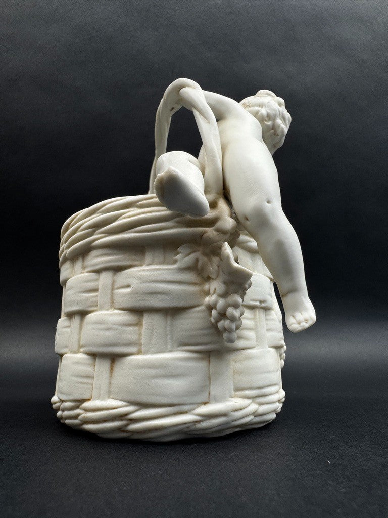 Corbeille en porcelaine blanche à décor de putto, XIXe siècle, 13 cm