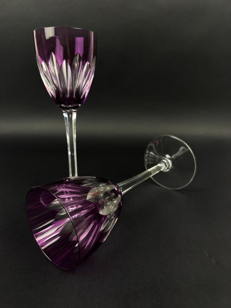 Paire de verres à vin Baccarat – Modèle Cassino – Cristal prune taillé 19 cm