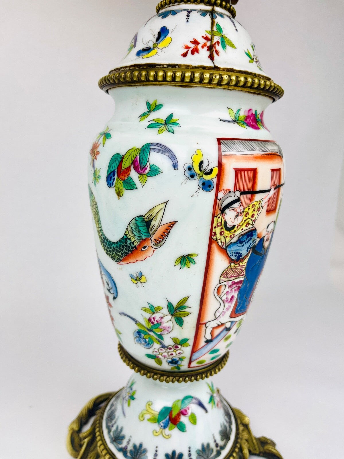 Lampe En Porcelaine De Chine Et Bronze Doré, Dragon Et Scène Guerrière