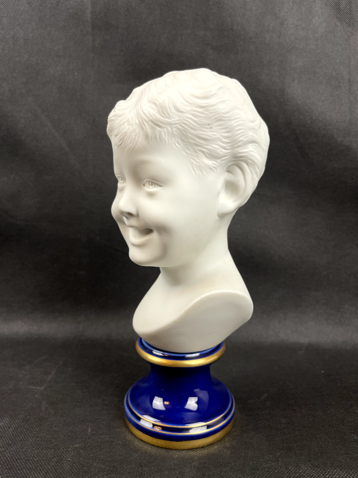 Buste d'Enfant rieur d'après Donatello en biscuit de porcelaine  Limoges