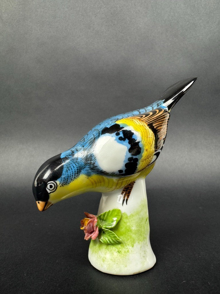 Figurine porcelaine oiseau polychrome sur socle fleuri 1950s