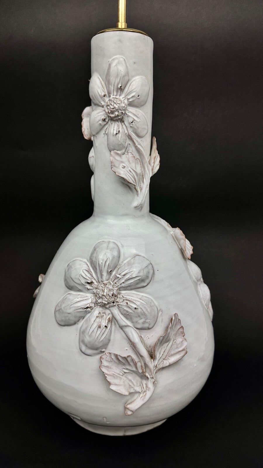 Grande lampe en céramique blanche barbotine
