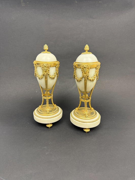Paire de cassolettes formant bougeoirs d'époque Louis XVI