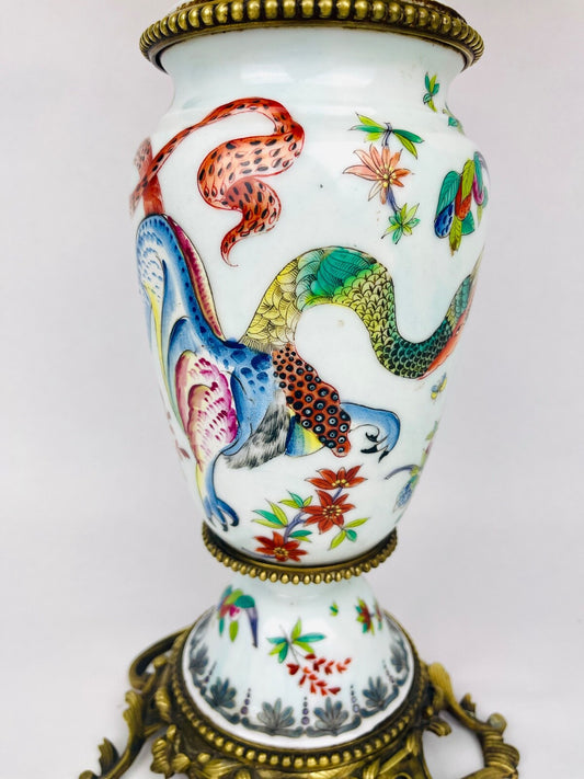 Lampe En Porcelaine De Chine Et Bronze Doré, Dragon Et Scène Guerrière