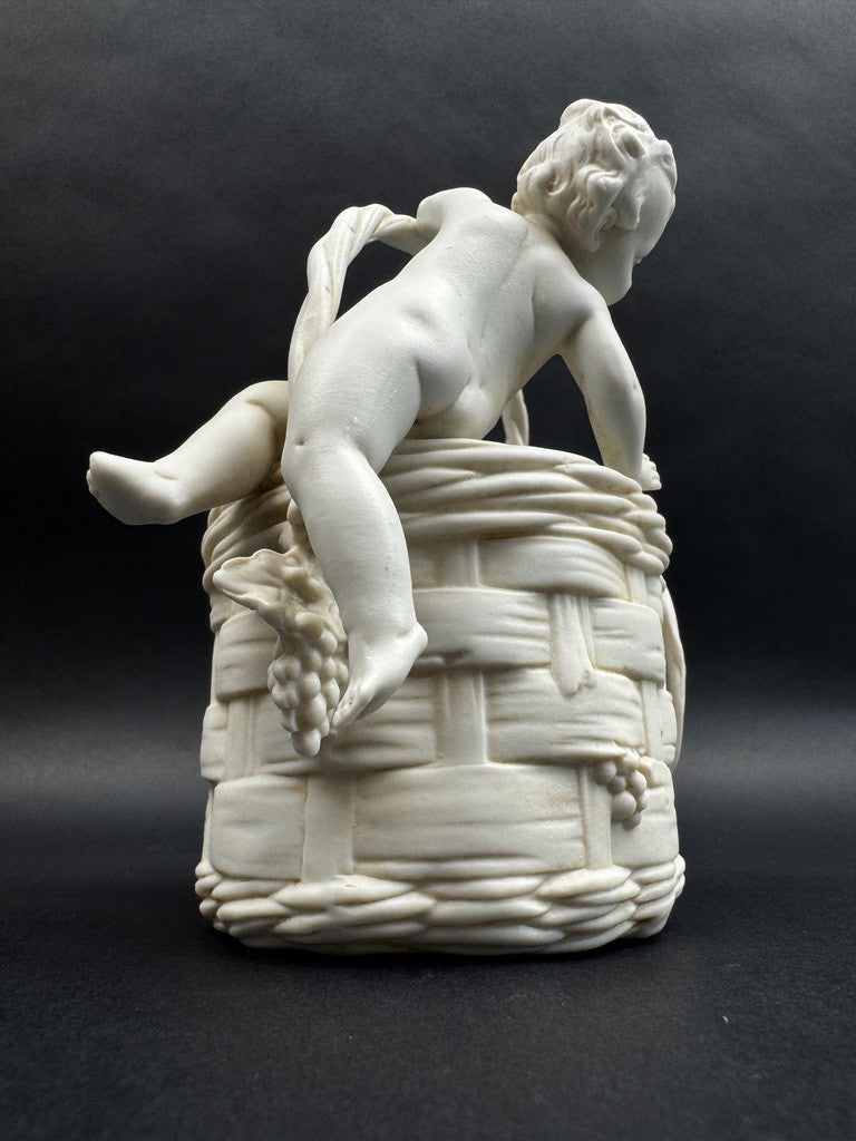 Corbeille en porcelaine blanche à décor de putto, XIXe siècle, 13 cm