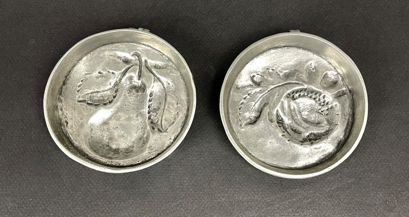 Deux Anciens Petits Moules En étain