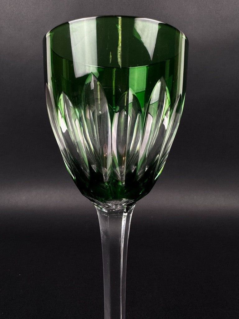 Paire de verres à vin Baccarat – Modèle Cassino – Cristal emeraude taillé 19 cm