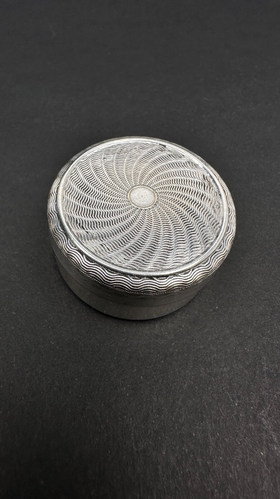 Boite à onguent ou à pilule en métal argenté diamètre 3,5 cm