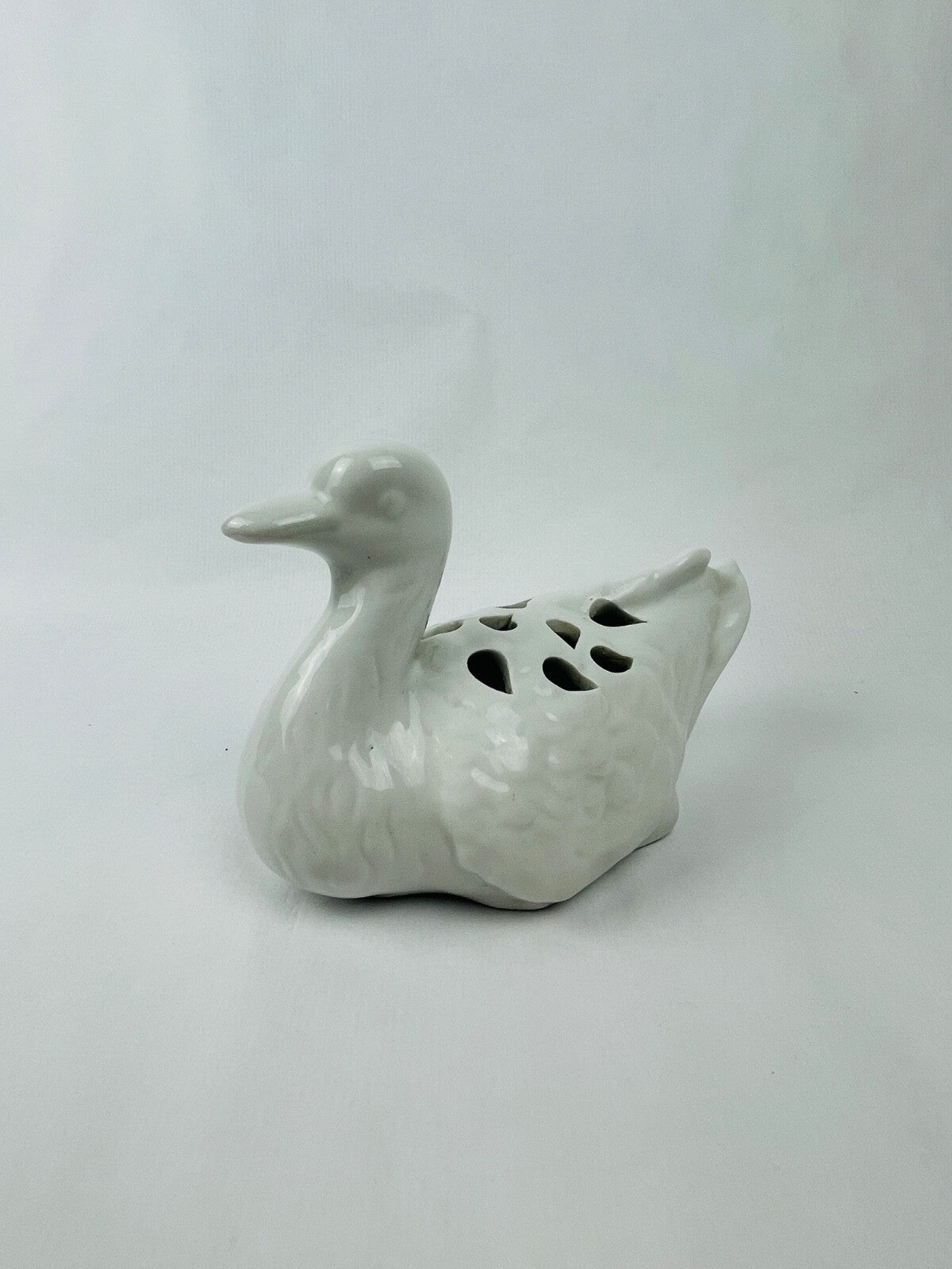Pique-fleurs en porcelaine blanche en forme de canard