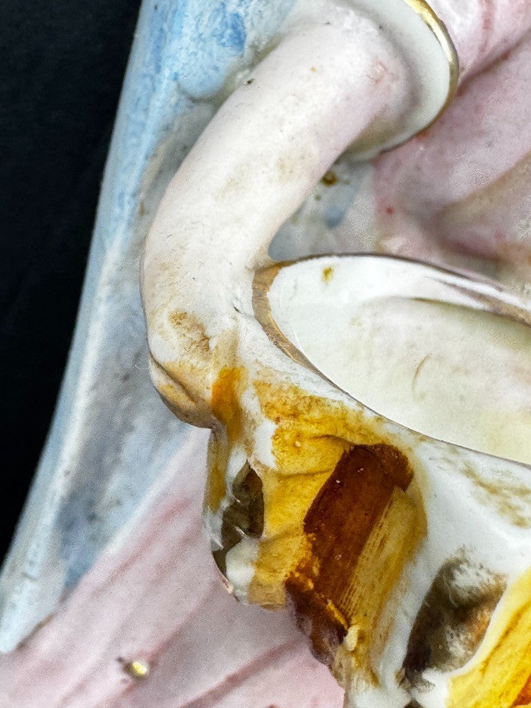 Bénitier mural ange en biscuit de porcelaine polychrome XIXe