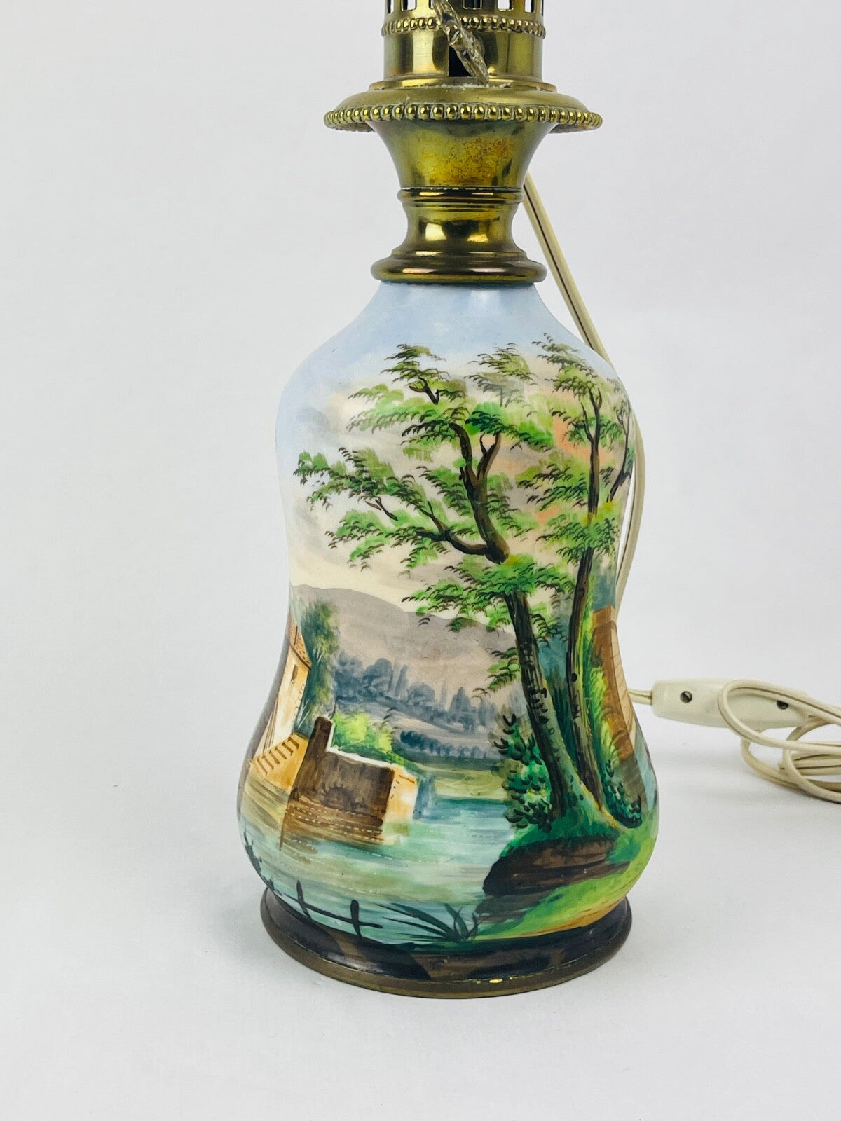 Pied de lampe à huile en porcelaine de Paris à décor polychrome