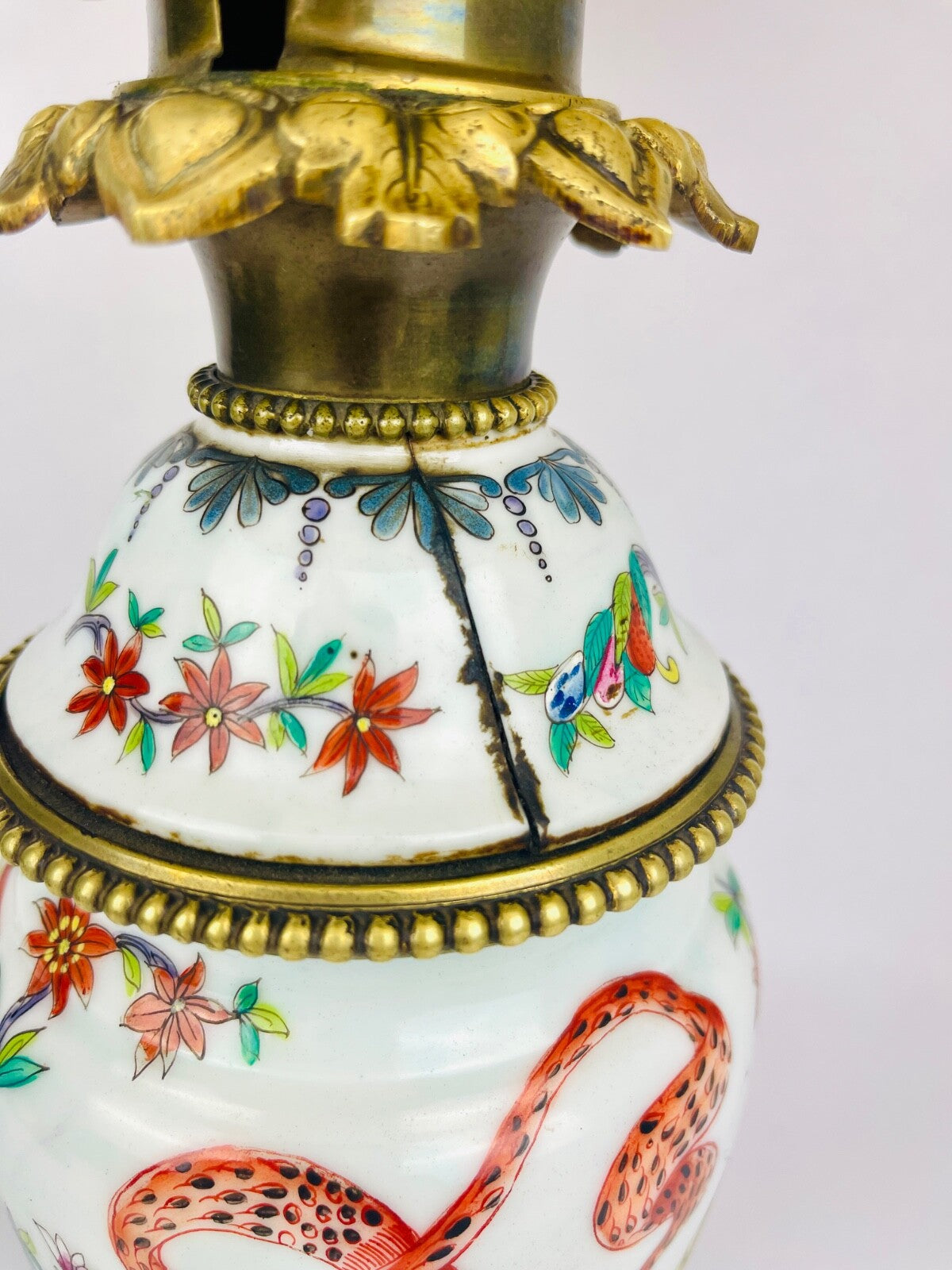 Lampe En Porcelaine De Chine Et Bronze Doré, Dragon Et Scène Guerrière