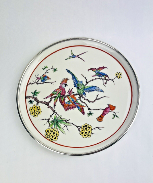 Ancien plat en porcelaine cerclé d'argent, décor de perroquets