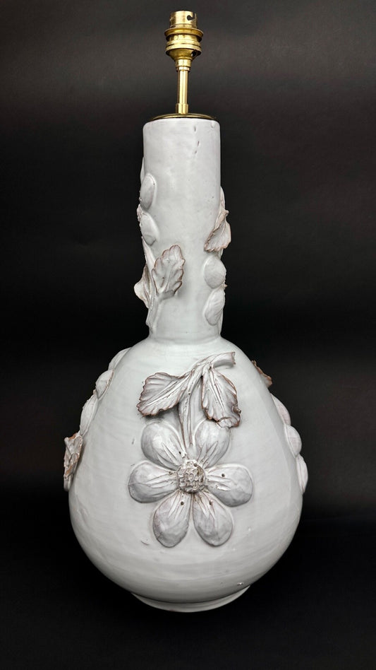 Grande lampe en céramique blanche barbotine