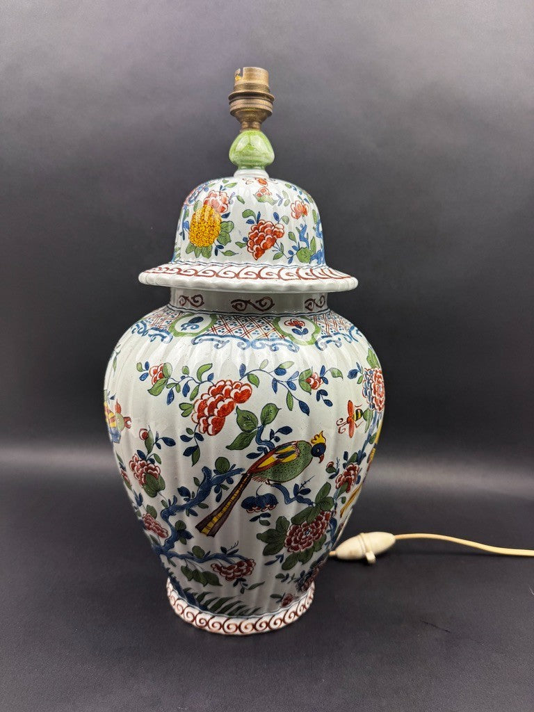 Lampe en faïence de Delft JVOH décor polychrome oiseaux et fleurs, vers 1950
