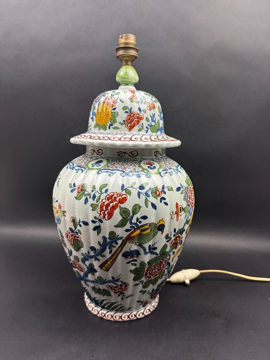 Lampe en faïence de Delft JVOH décor polychrome oiseaux et fleurs, vers 1950