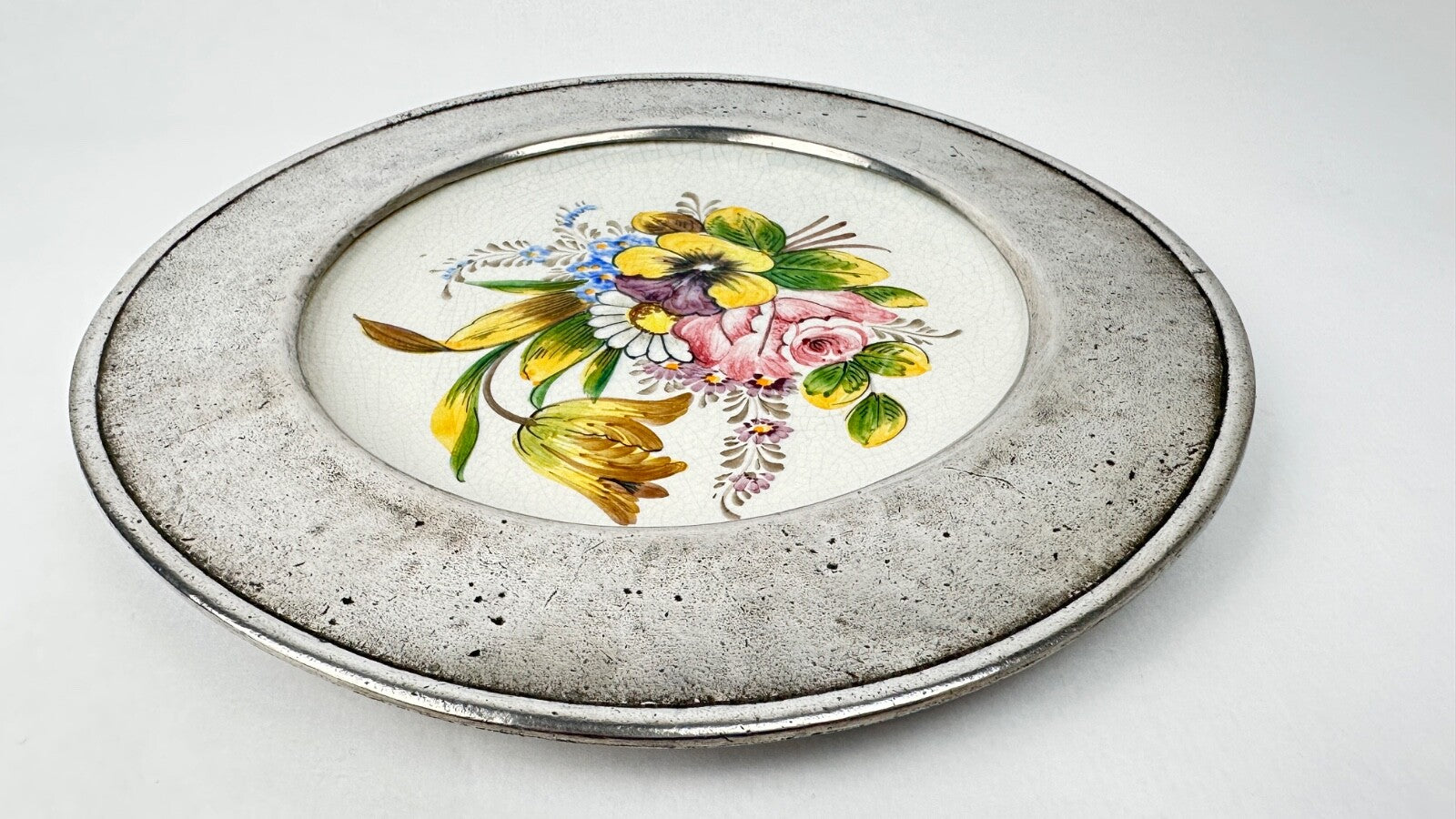 Assiette murale décorative faïence et étain aux fleurs de printemps