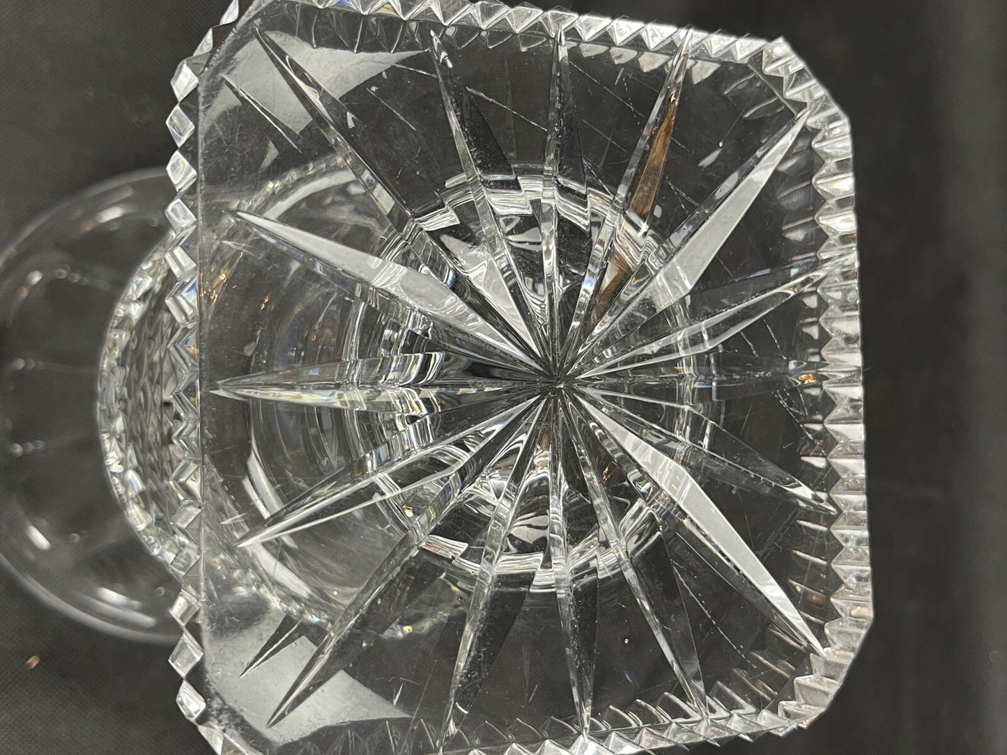 Vase en cristal taillé forme Médicis