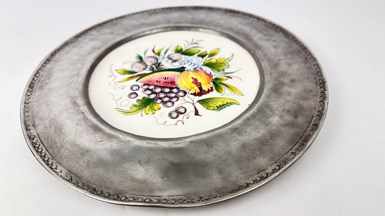 Assiette murale décorative faïence et étain aux fruits
