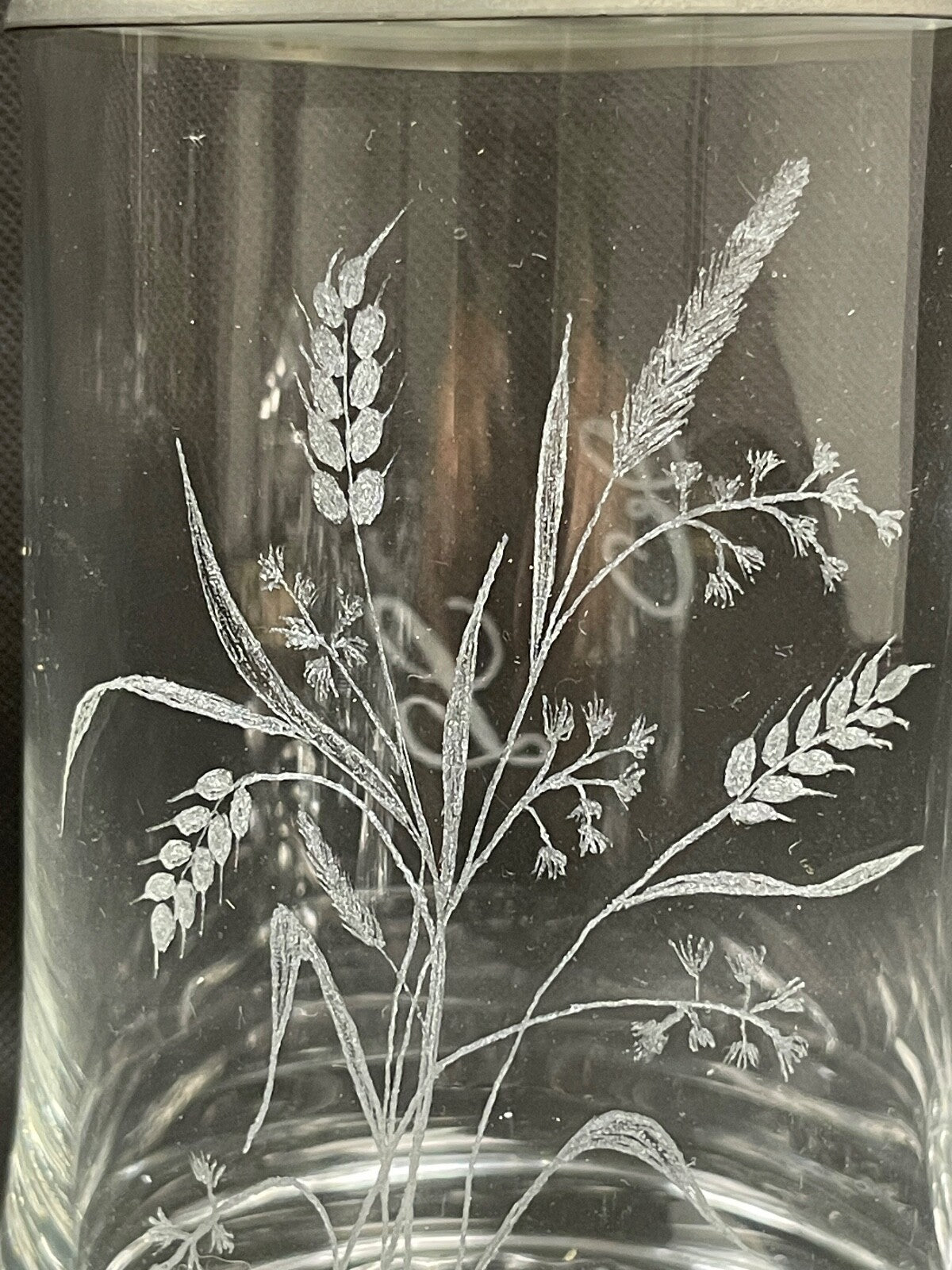 Belle chope à bière en verre gravé et étain