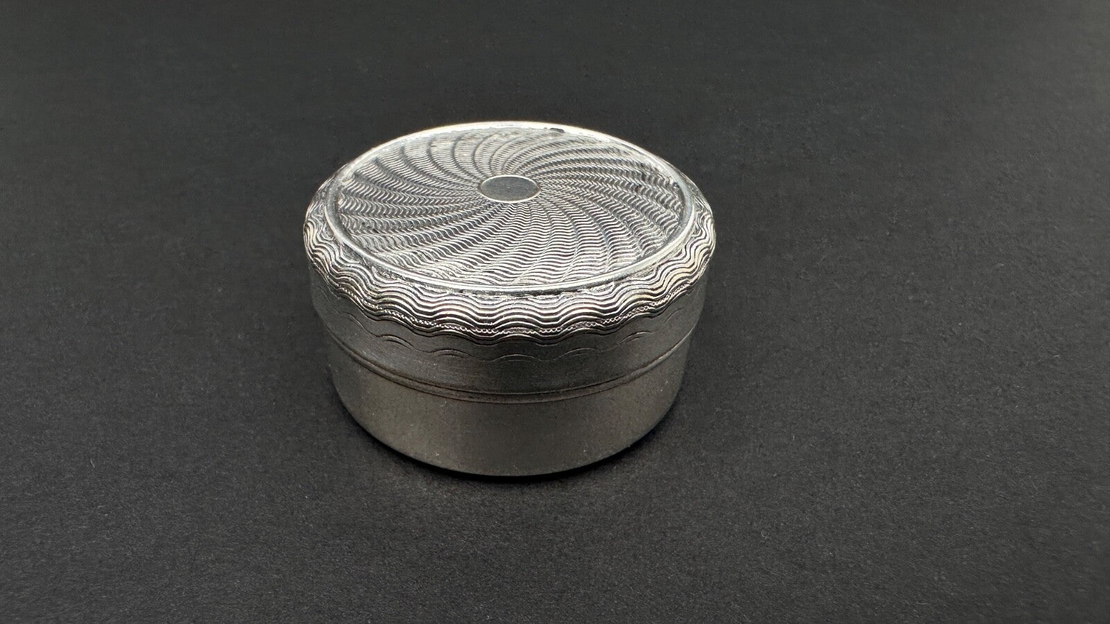 Boite à onguent ou à pilule en métal argenté diamètre 3,5 cm