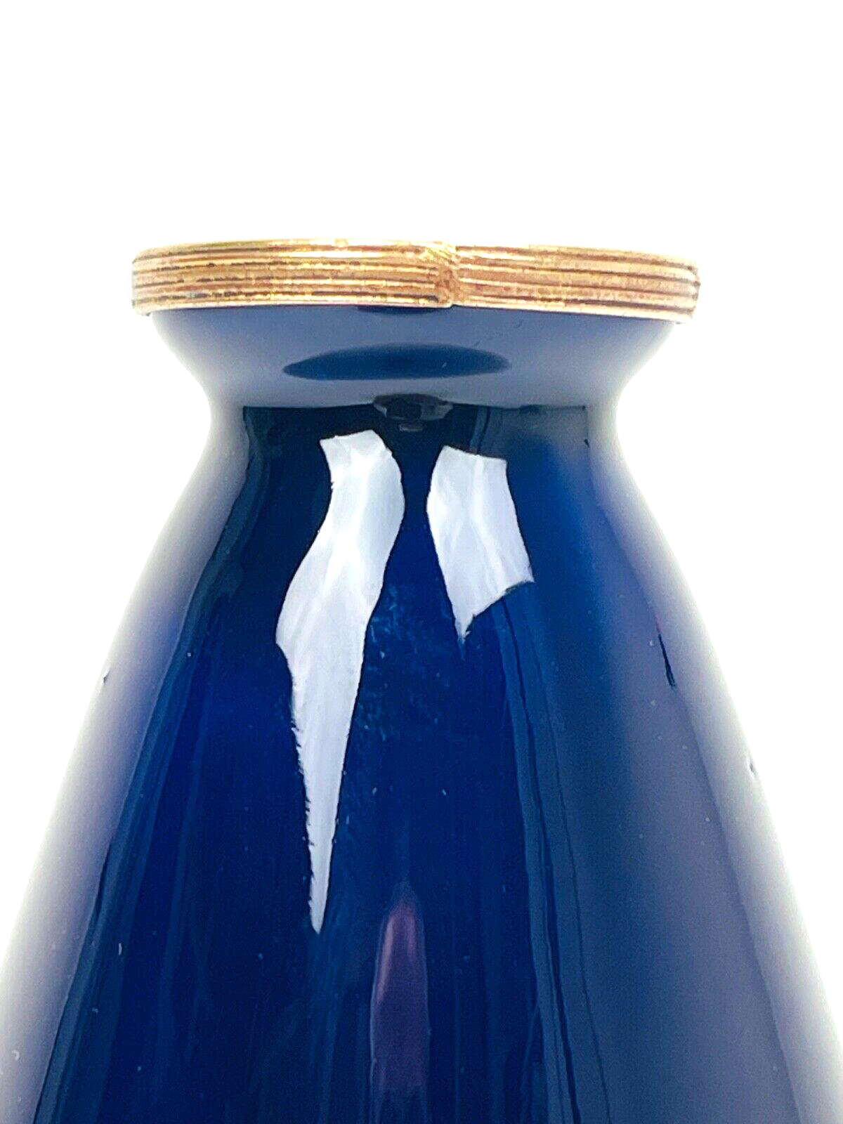 Petit vase de forme ovoïde à col resserré en porcelaine de Sèvres et laiton
