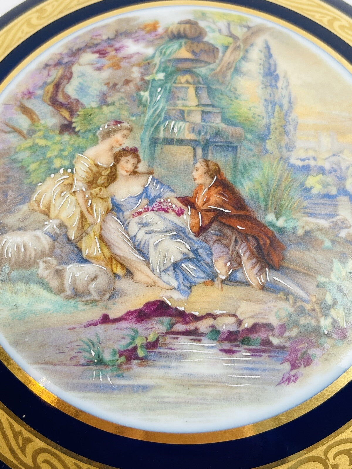 Bonbonnière en porcelaine de Limoges bleu de four et scène galante