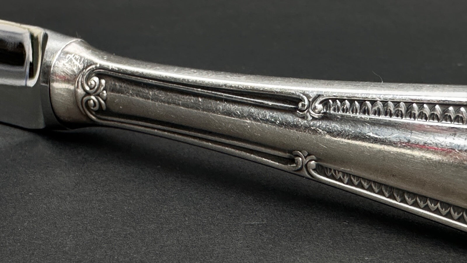 Coffret De 24 Couteaux En Métal Argenté, style Empire Restauration