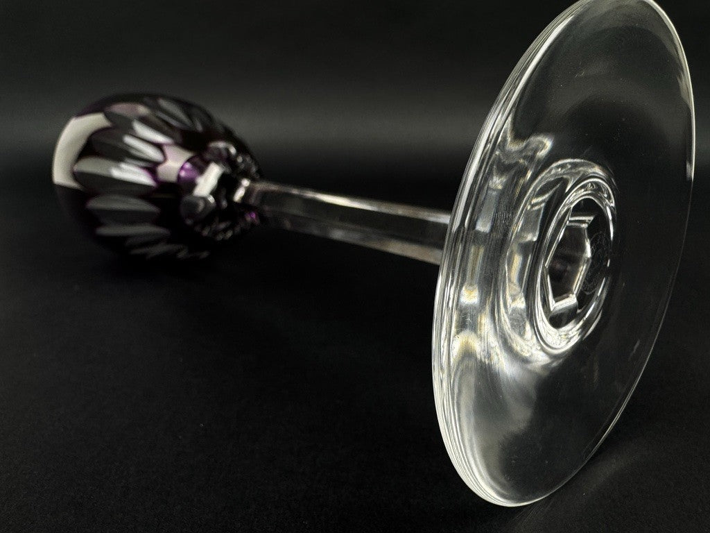 Paire de verres à vin Baccarat – Modèle Cassino – Cristal prune taillé 19 cm
