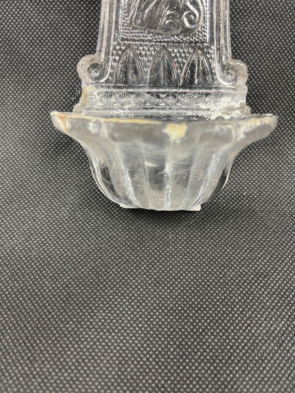Ancien bénitier en verre moulé, Vierge à l'Enfant