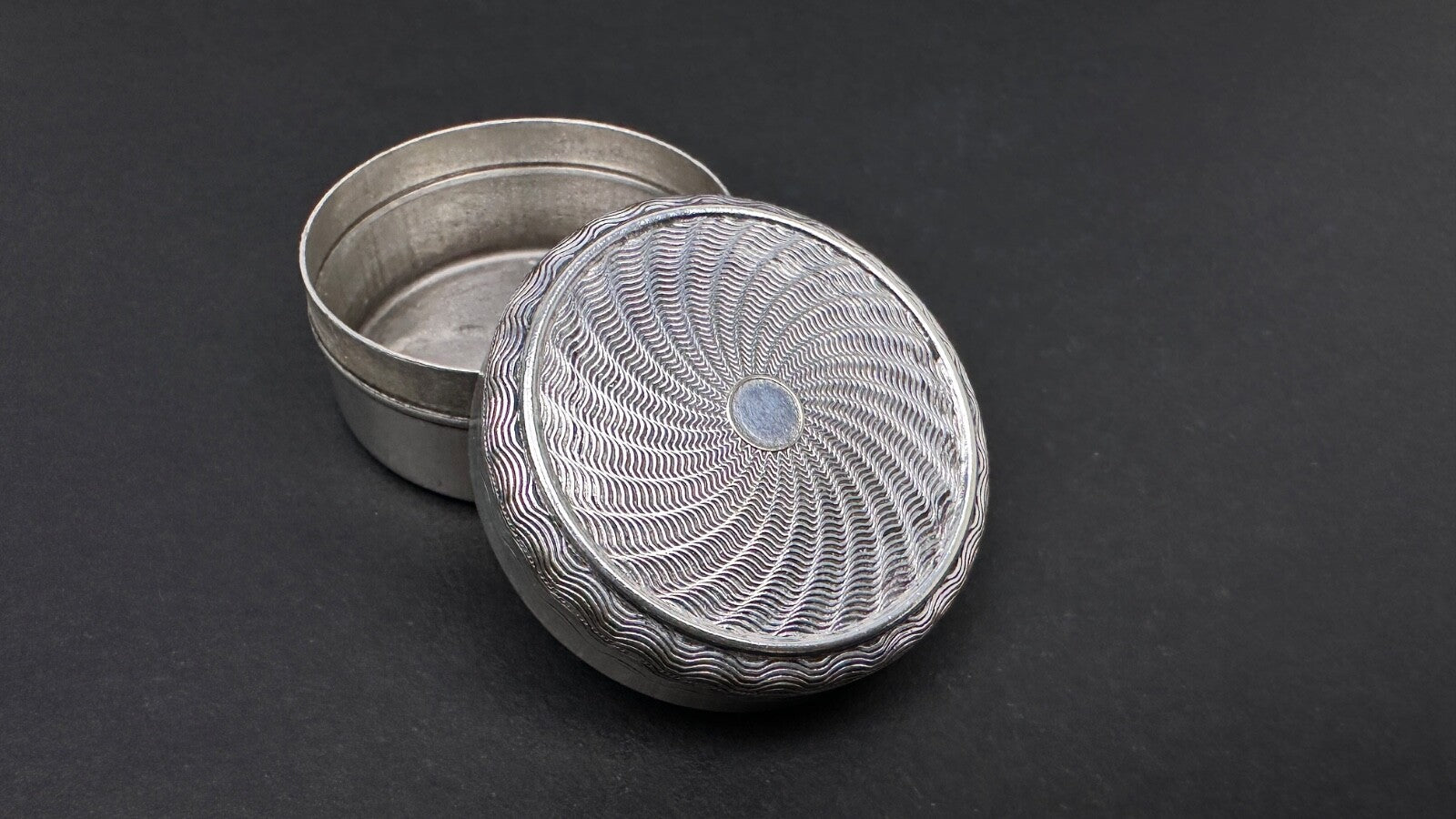 Boite à onguent ou à pilule en métal argenté diamètre 3,5 cm