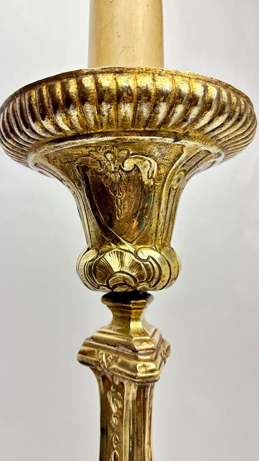 Important Pique-cierge En Laiton Repoussé Monté En Lampe 19ème
