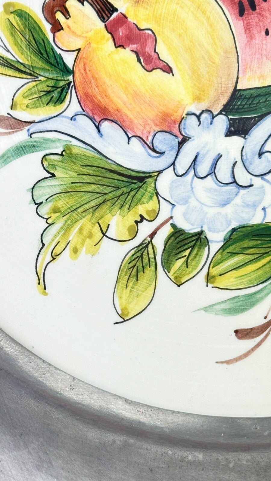 Assiette murale décorative faïence et étain aux fruits