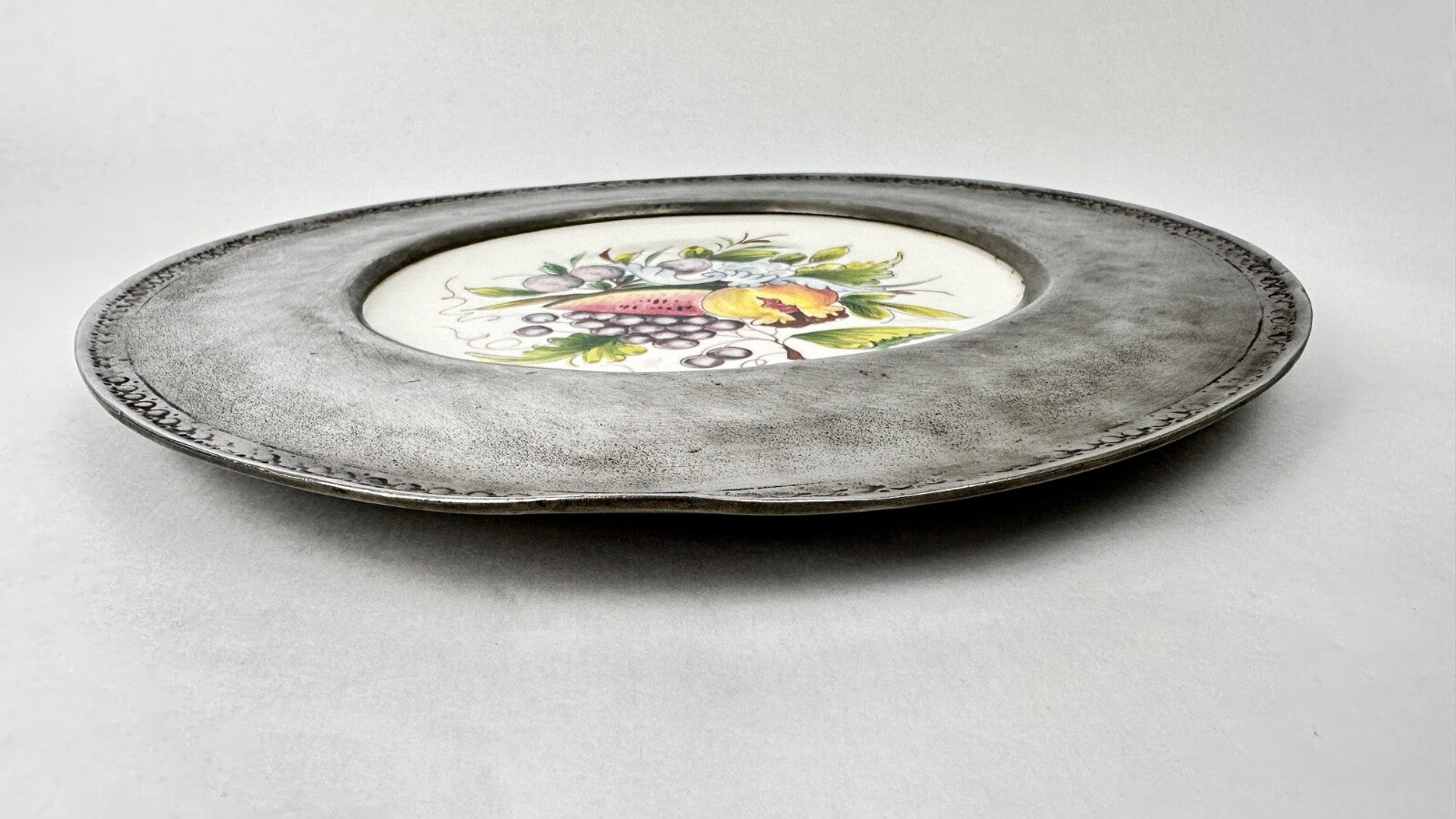 Assiette murale décorative faïence et étain aux fruits