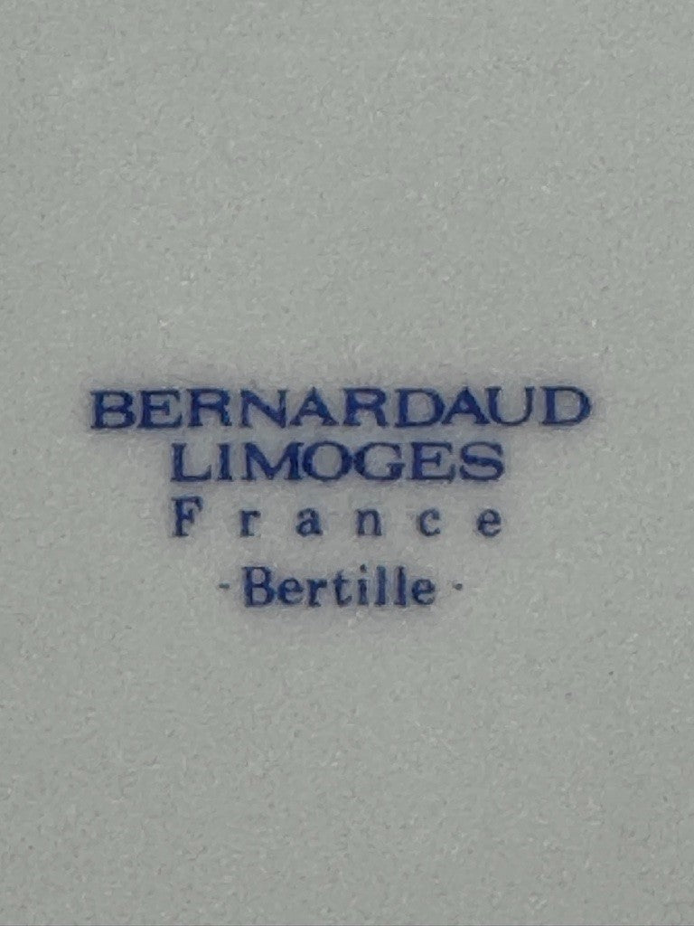 Élégante série de 6 assiettes creuses en porcelaine de Limoges par Bernardaud