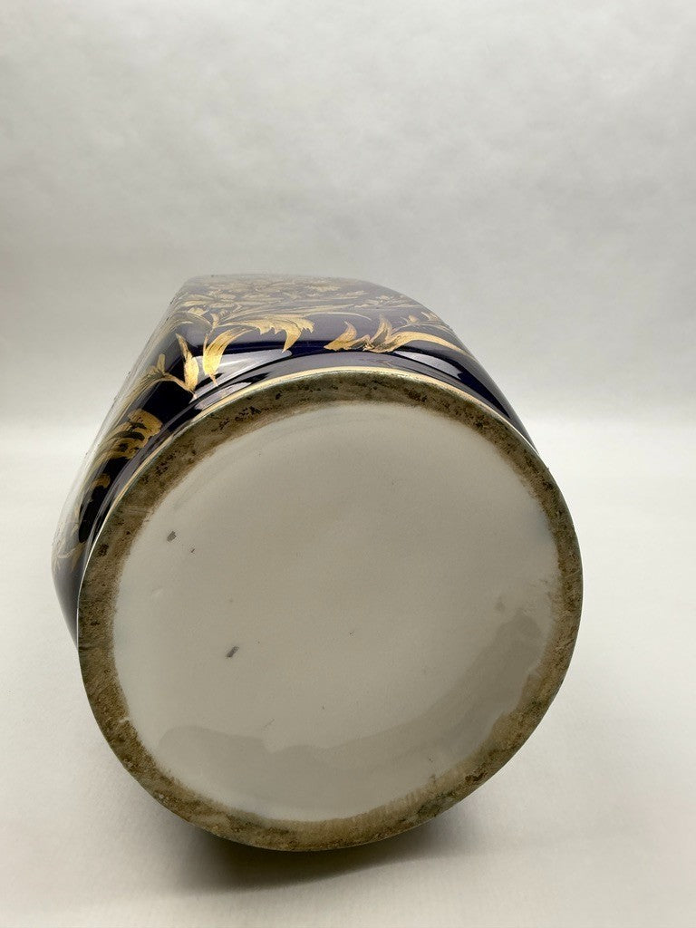 Vase octogonal en porcelaine de Limoges, bleu de four et décor doré, XXe siècle