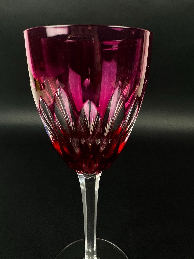 Paire de verres à vin Baccarat – Modèle Cassino – Cristal framboise taillé 19 cm