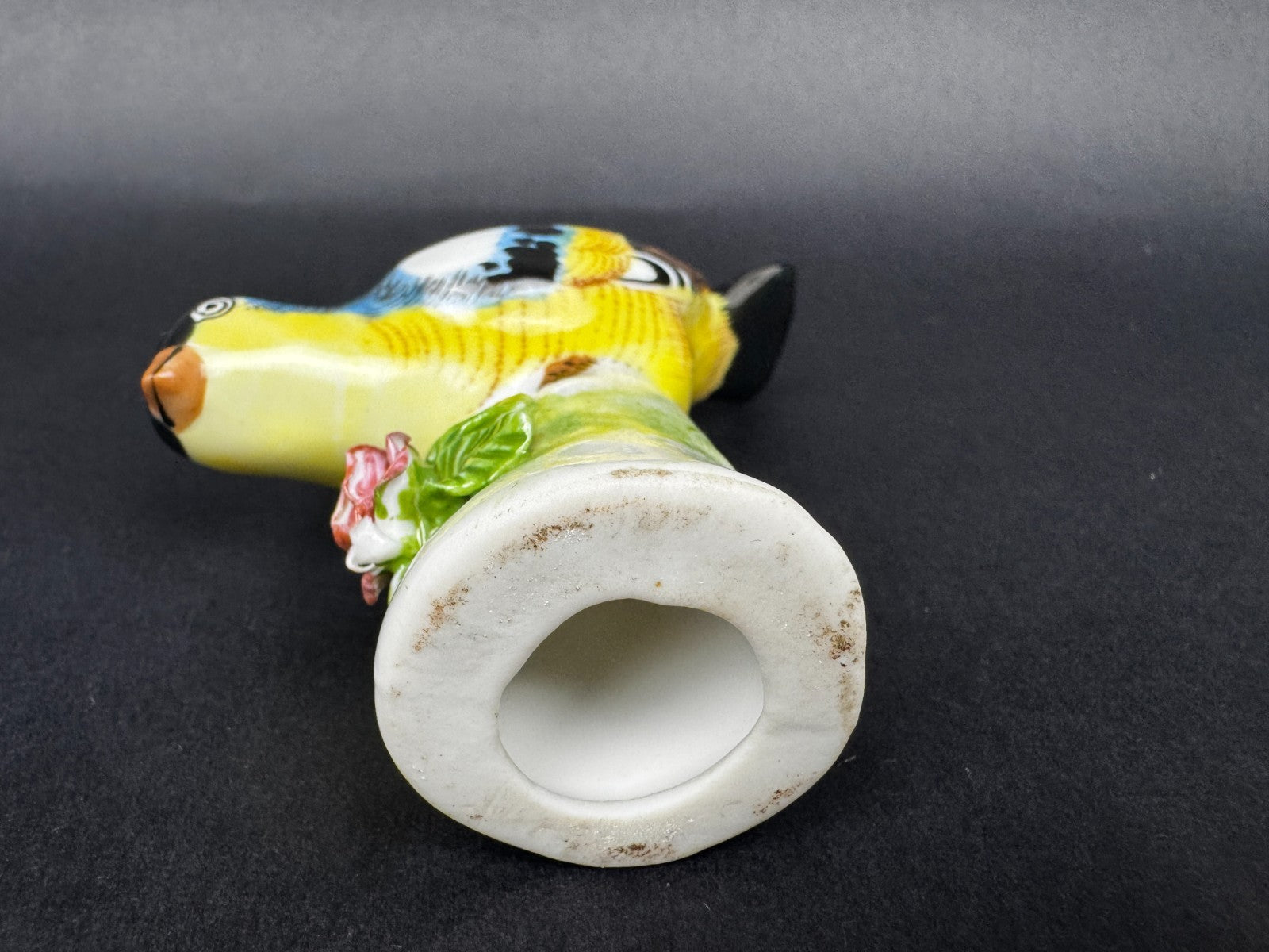 Figurine porcelaine oiseau polychrome sur socle fleuri vintage